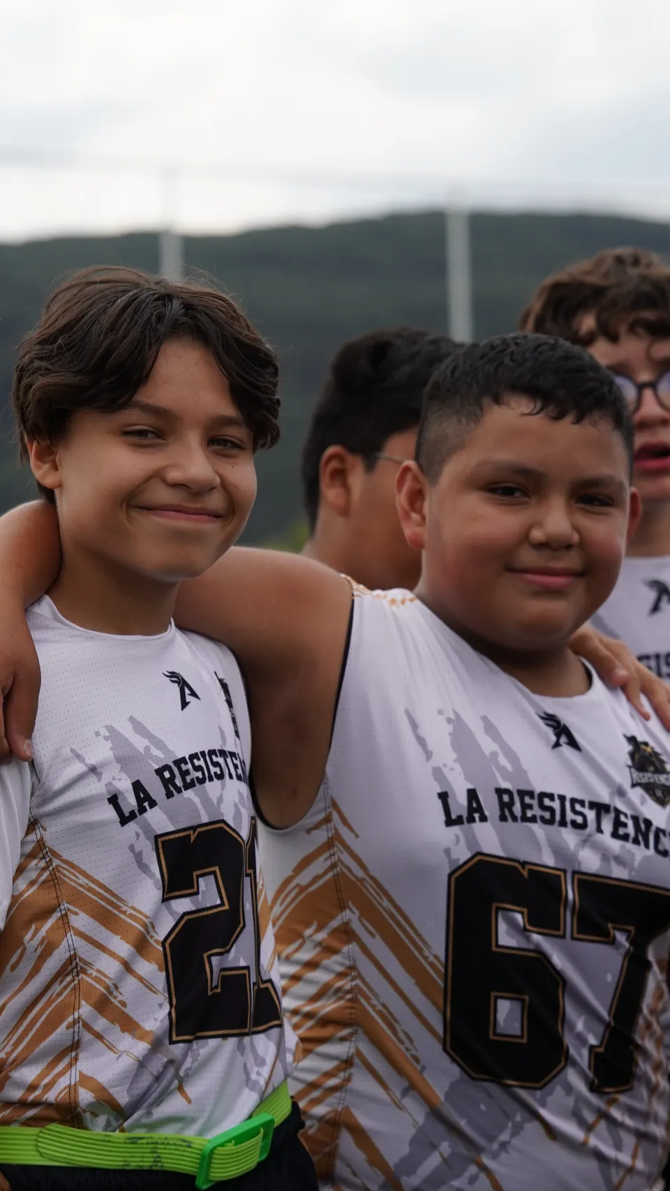Dos jugadores de La Resistencia abrazados y sonriendo